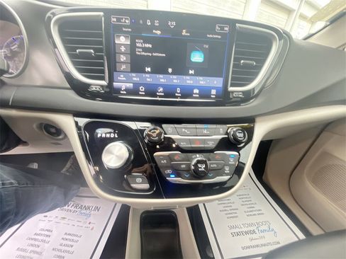 Used 2024 Chrysler Pacifica Touring-L image 10