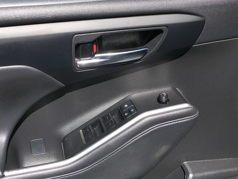 Used 2021 Toyota Highlander XLE FWD image 15