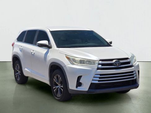 Used 2018 Toyota Highlander LE FWD image 8