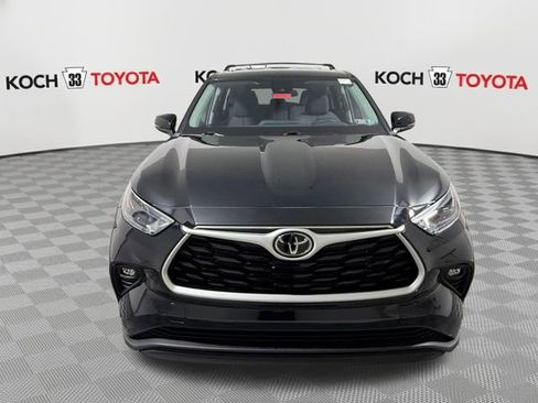 Used 2023 Toyota Highlander LE AWD/4WD image 2