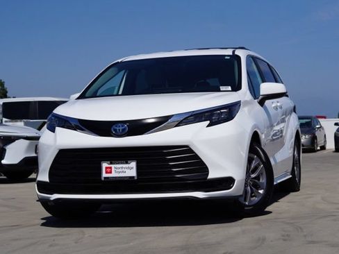 Used 2025 Toyota Sienna LE FWD image 4