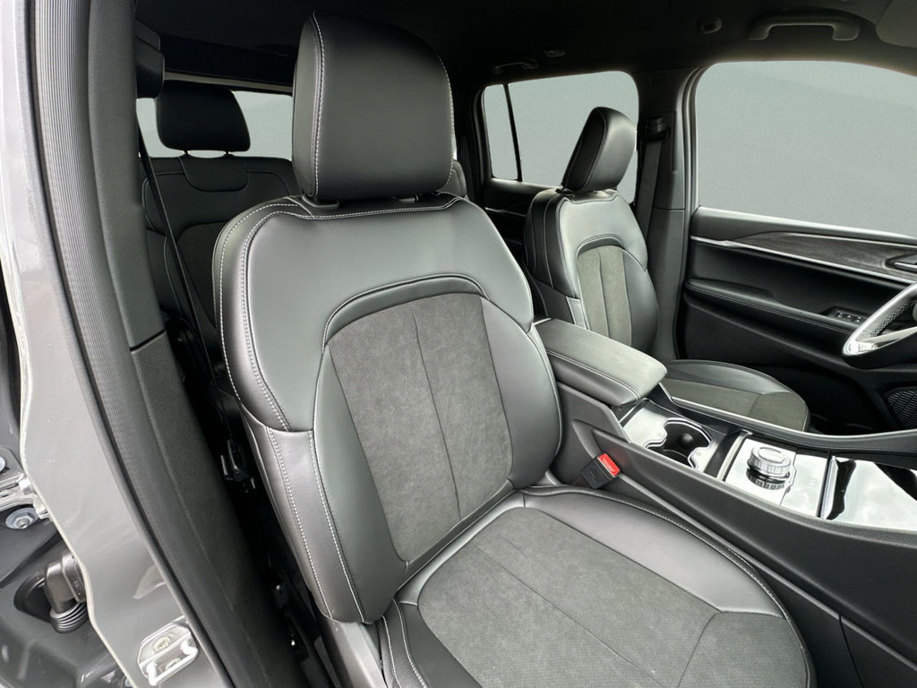 New 2027 Jeep Grand Cherokee Altitude RWD image 38