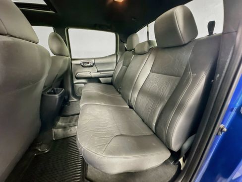 Used 2017 Toyota Tacoma TRD Off-Road w/ Premium & Technology Package AWD/4WD image 26