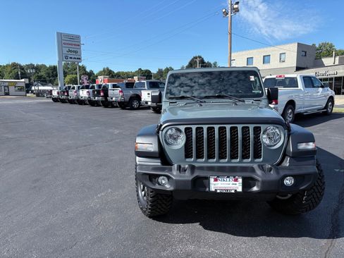 Used 2024 Jeep Wrangler Sport S image 2