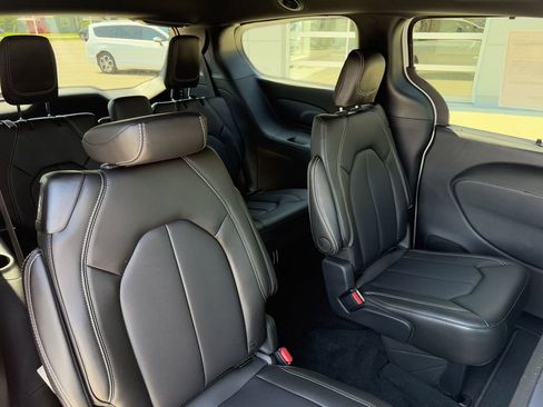 New 2026 Chrysler Pacifica Select FWD image 38