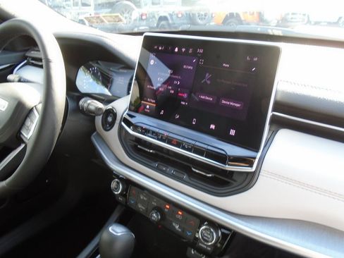 New 2025 Jeep Compass Limited w/ Sun & Sound Group image 12