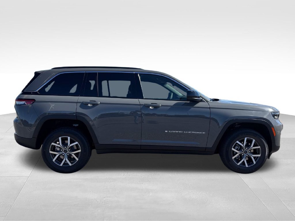 New 2027 Jeep Grand Cherokee Laredo RWD image 30