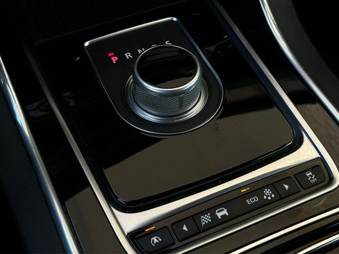 Used 2016 Jaguar XF R-Sport image 32