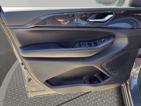 Used 2023 Jeep Grand Cherokee Altitude image 18