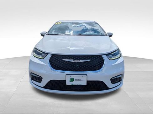 Used 2023 Chrysler Pacifica Touring-L FWD image 2