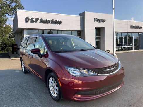 Used 2021 Chrysler Voyager LX image 1