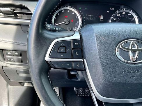 Used 2024 Toyota Highlander LE image 11