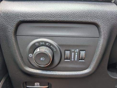 Used 2022 Jeep Grand Cherokee Limited image 33