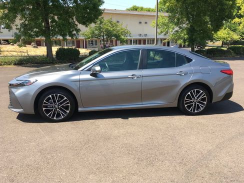 Used 2025 Toyota Camry XLE AWD/4WD image 3