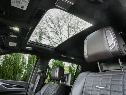 Used 2023 Cadillac Escalade ESV V image 28