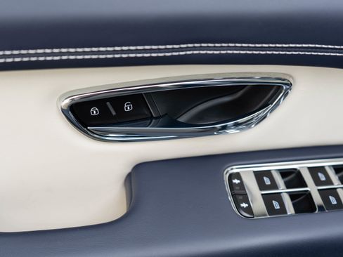 Used 2023 Bentley Bentayga image 13