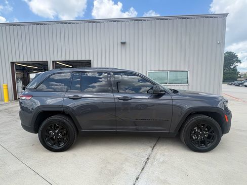 Used 2025 Jeep Grand Cherokee Altitude RWD image 9