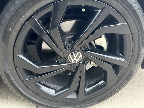 Used 2025 Volkswagen Jetta SE w/ Sunroof Package FWD image 12