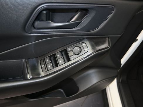 Used 2024 Nissan Rogue S FWD image 11