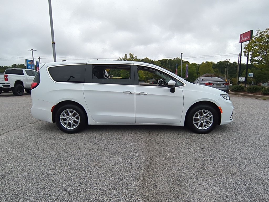 Used 2023 Chrysler Pacifica Touring-L FWD image 2