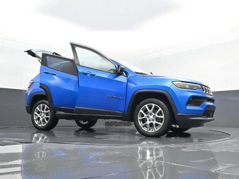 Used 2024 Jeep Compass Latitude w/ Sun and Sound Group AWD/4WD image 33