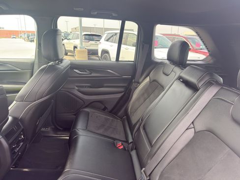 Used 2025 Jeep Grand Cherokee Altitude AWD/4WD image 31