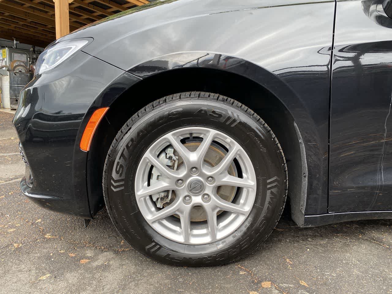 Used 2024 Chrysler Pacifica Touring-L FWD image 11