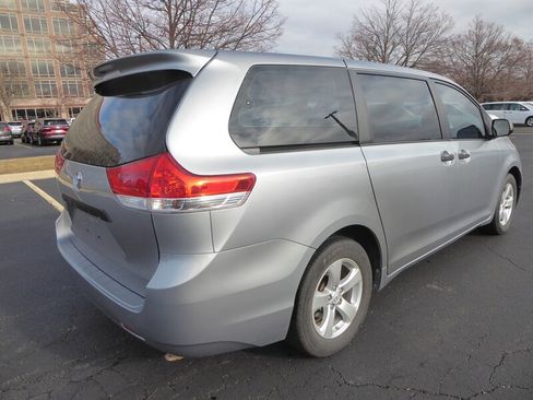 Used 2013 Toyota Sienna L image 7