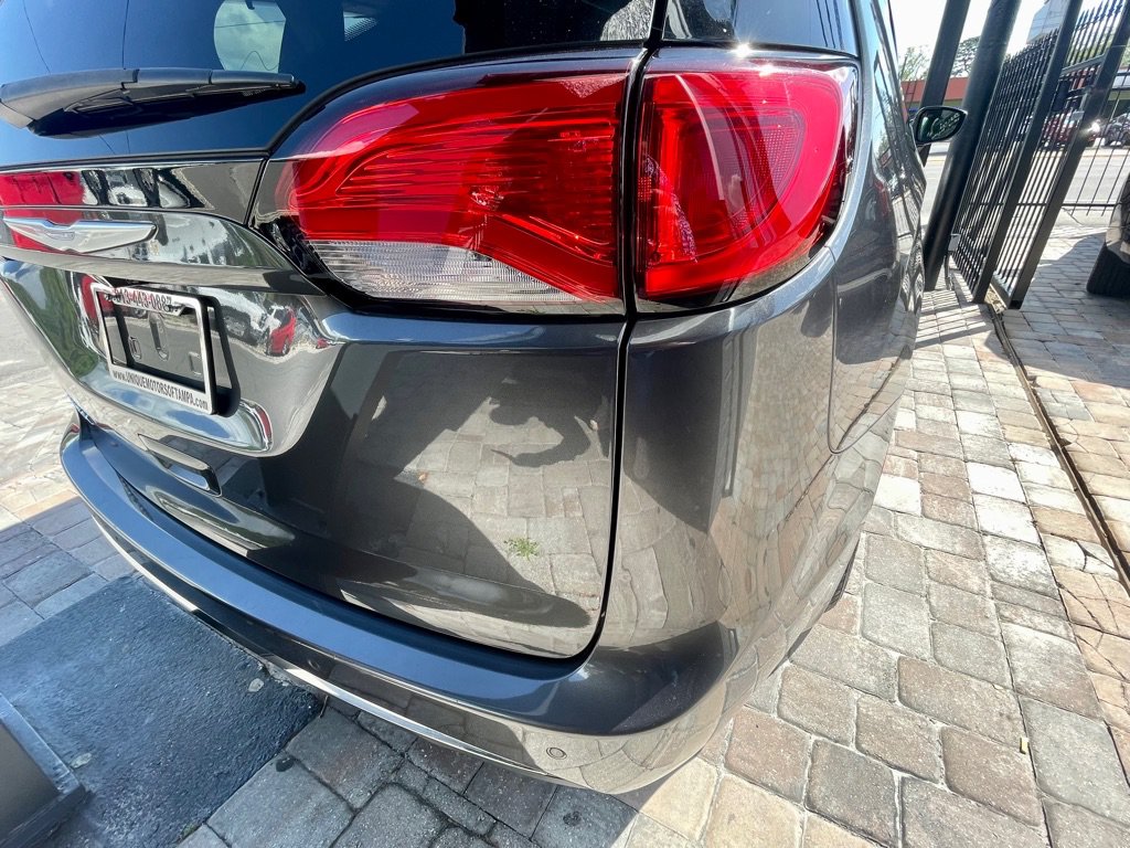 Used 2018 Chrysler Pacifica Touring-L FWD image 26