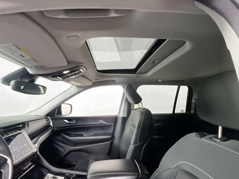 Used 2023 Jeep Grand Cherokee Laredo w/ Luxury Tech Group I image 21