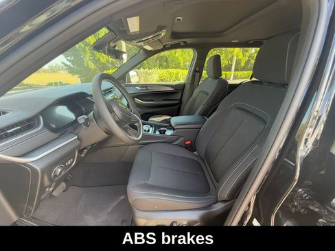 New 2025 Jeep Grand Cherokee L Laredo image 10