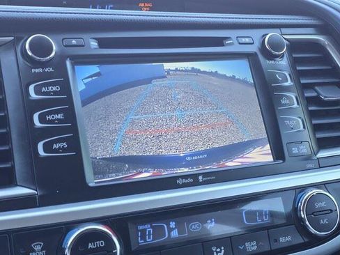 Used 2014 Toyota Highlander XLE image 18