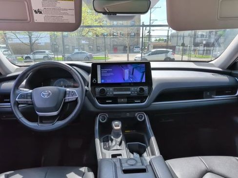 Used 2024 Toyota Grand Highlander AWD image 11