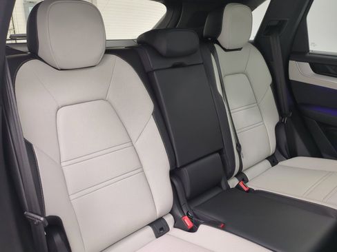 Certified 2025 Porsche Cayenne AWD/4WD image 23