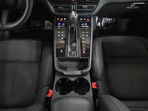 Used 2025 Porsche Macan image 20