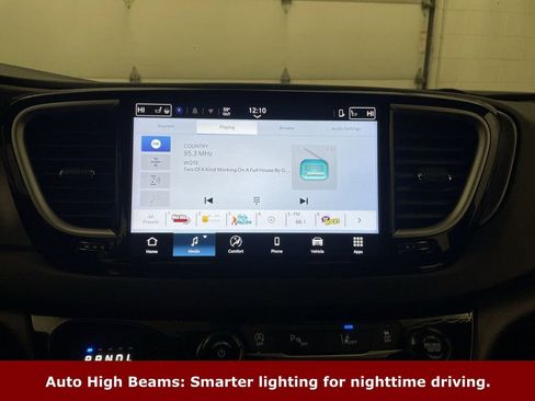 Used 2025 Chrysler Voyager LX image 7