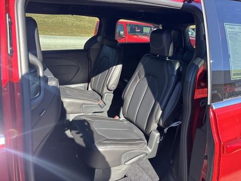 New 2026 Chrysler Pacifica Select image 16