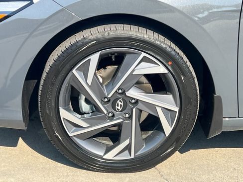 New 2025 Hyundai Elantra Limited image 24