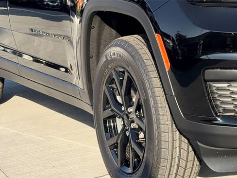 New 2025 Jeep Grand Cherokee L Altitude image 9
