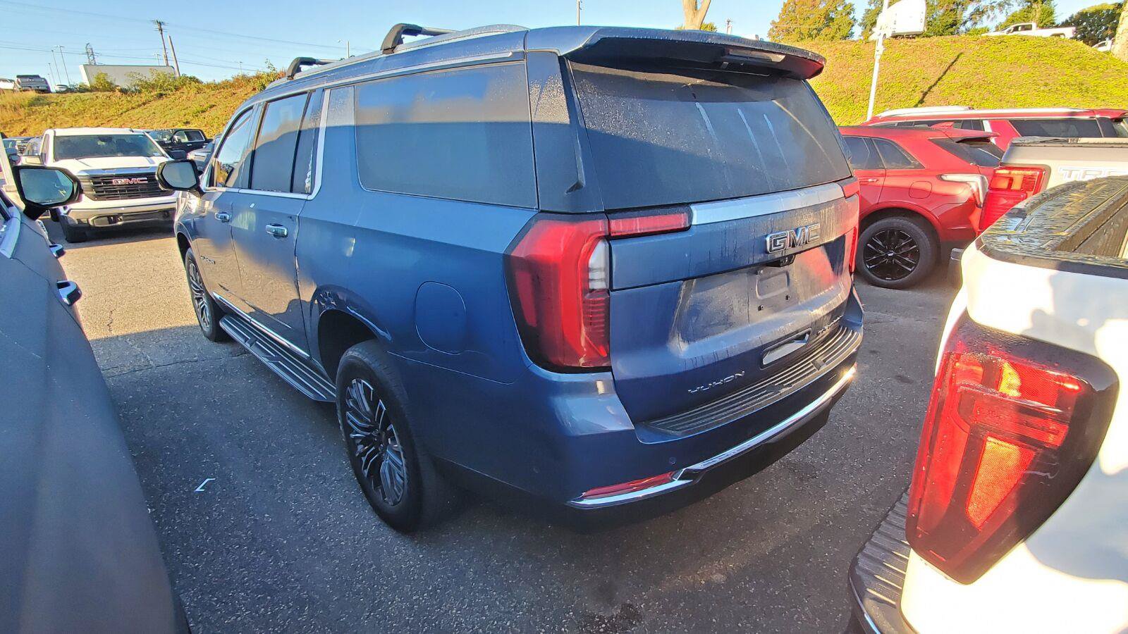Used 2025 GMC Yukon XL Elevation w/ Elevation Premium Package AWD/4WD image 9