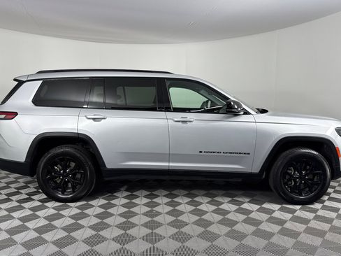 Used 2024 Jeep Grand Cherokee L Laredo image 4