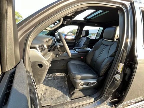 Used 2023 Jeep Wagoneer Series III w/ Premium Group I AWD/4WD image 19