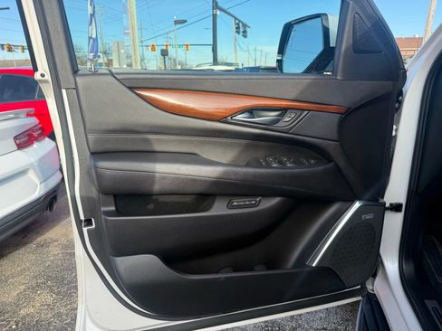 Used 2017 Cadillac Escalade ESV Luxury AWD/4WD image 10