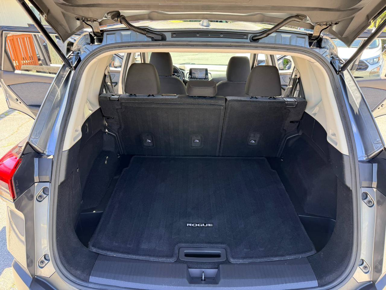 Used 2021 Nissan Rogue SV FWD image 19
