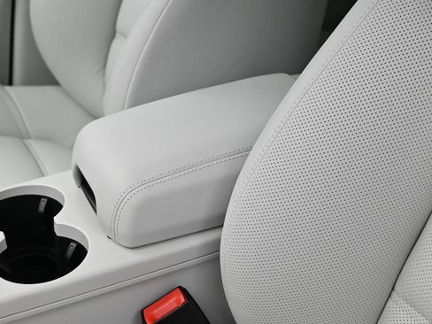 New 2026 Porsche Macan image 21