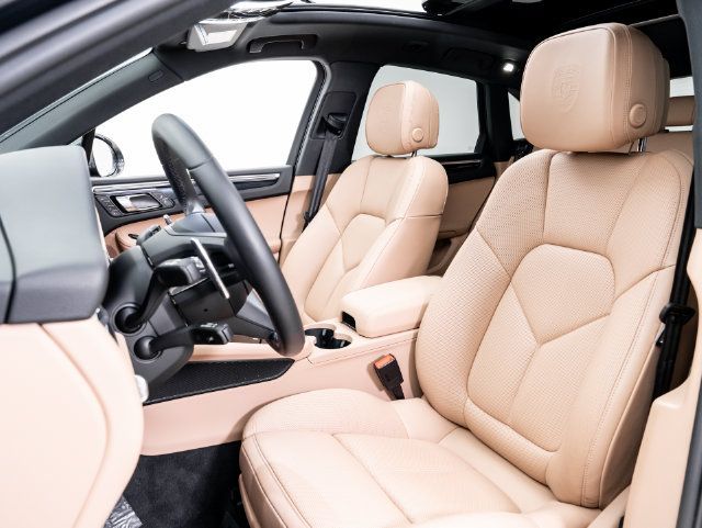 Certified 2026 Porsche Macan AWD/4WD image 5