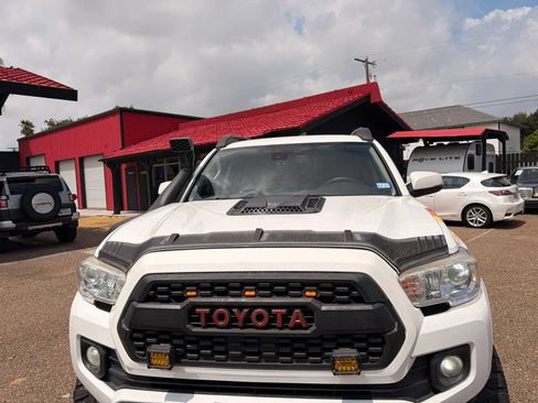 Used 2019 Toyota Tacoma SR5 RWD image 5