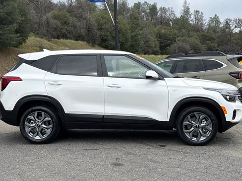 Used 2024 Kia Seltos LX AWD/4WD image 3