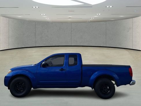 Used 2014 Nissan Frontier SV image 2