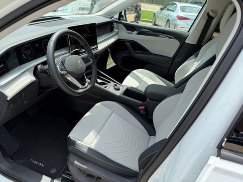 New 2025 Volkswagen Tiguan SE image 9